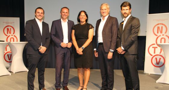 Foto (von Links): Turnierdirektor Florian Leitgeb. Sportlandesrat Jochen Danninger, NÖTV-Präsidentin Petra Schwarz, ÖTV-Präsident Martin Ohneberg, ÖTV-Sportdirektor Jürgen Melzer